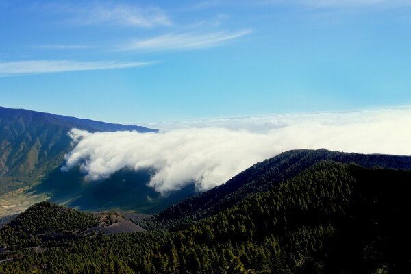 Nubes colinas alta belleza