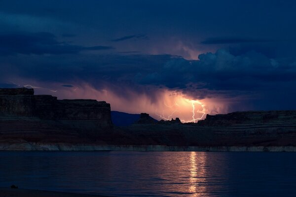 Nachtlandschaft des Meeres mit einem Gewitter