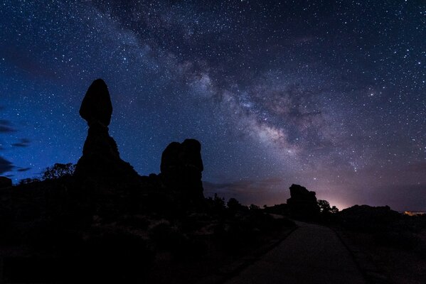 Silhouettes de paysage dans le ciel étoilé de nuit