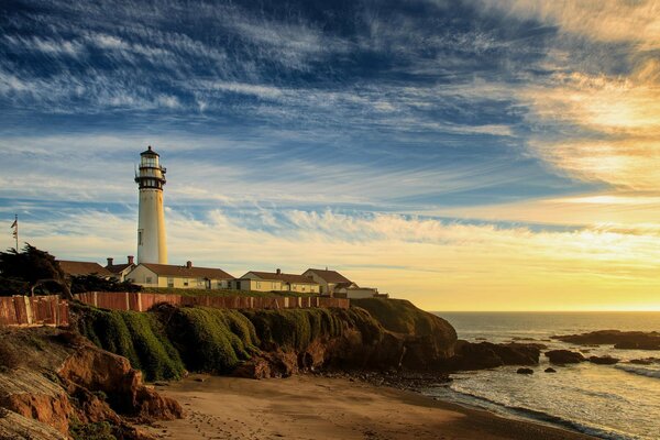 Aube sur la plage de la mer avec un phare