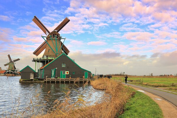 Holanda molino de viento cae en las nubes