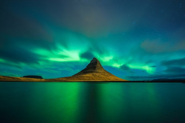 La Aurora boreal reflejada en el agua