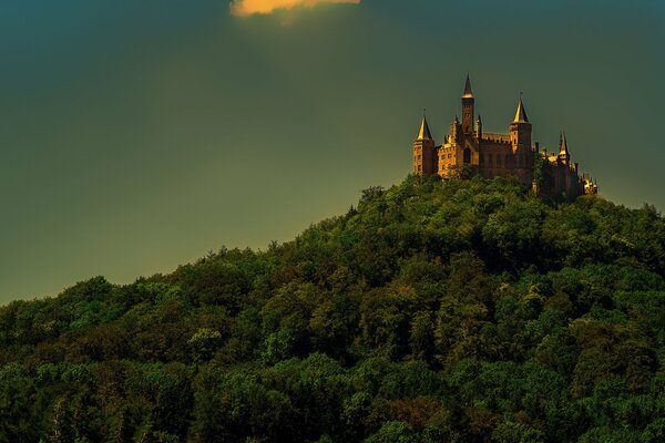 Castello di Hohenzollern contro il cielo scuro