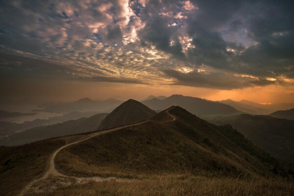 Immagine del panorama serale delle montagne