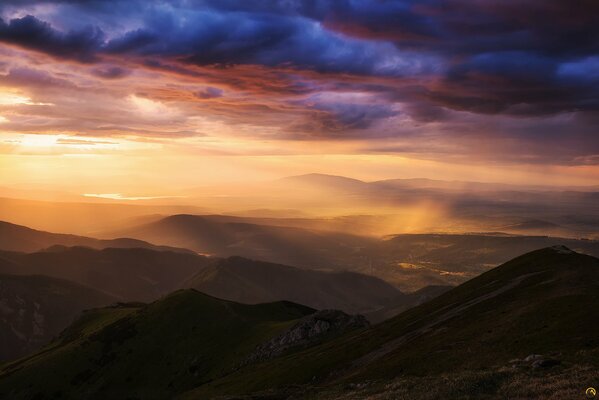 Valle delle montagne con belle nuvole