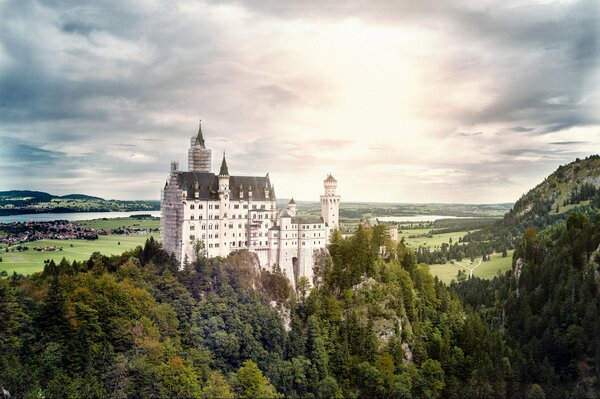 Замок в горах в лесу пейзаж Баварии