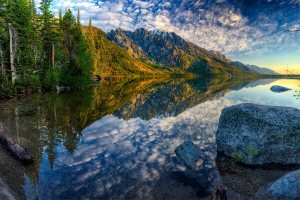 Natürliche Landschaft aus Wasser und Stein