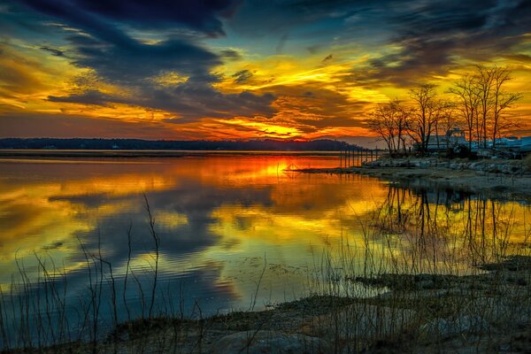 Bagliore al tramonto sul lago e sugli alberi