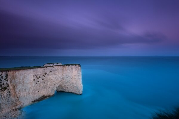 Cielo lila sobre las rocas del Reino Unido