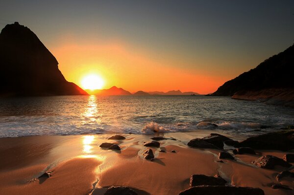 Elegante puesta de sol en la playa en Brasil