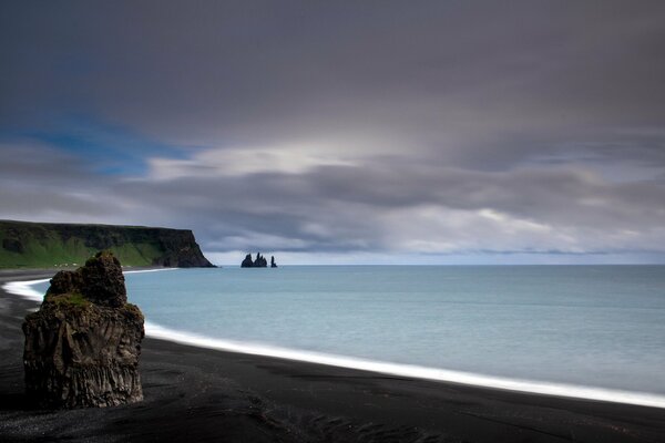 Die Küste des Meeres auf der Insel Reynisdrangar in Island