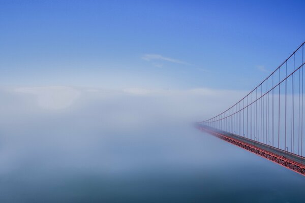 Pont suspendu dans le brouillard tôt le matin