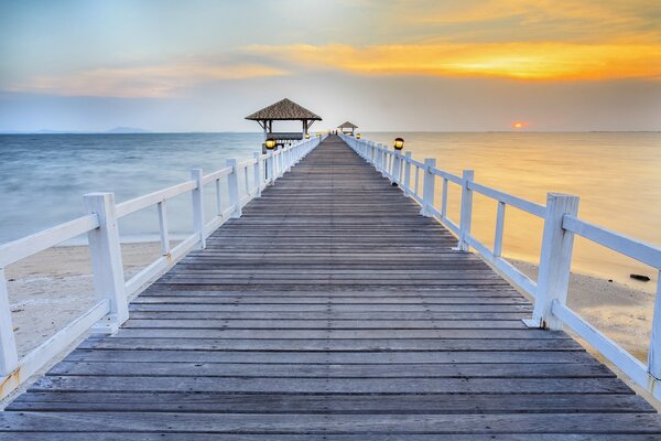 Pont en Thaïlande va à la mer