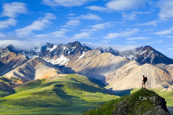 Wanderer in den Bergen neben den Wolken