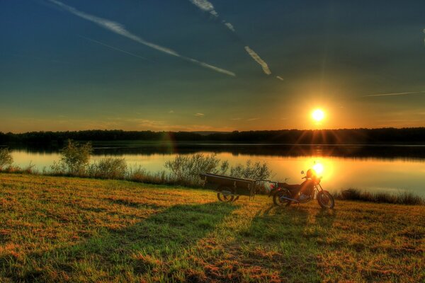 Świt nad rzeką, ładny krajobraz