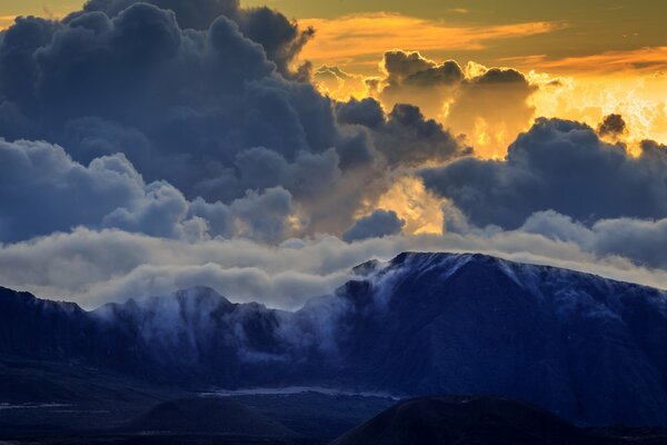 Berglandschaft, Wolken auf dem Gipfel von Halikala