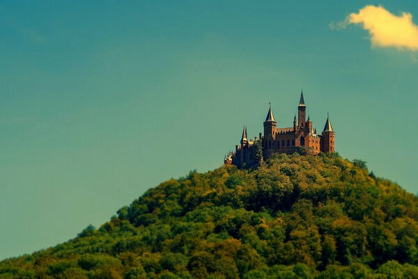 Castello di Hohenzollern in cima alla montagna