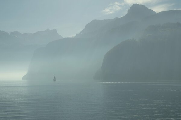 Mattina nebbiosa della barca a vela sul lago