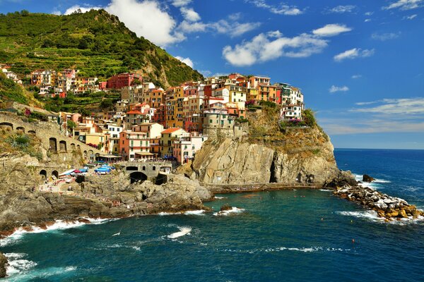 Manarola, Italia, Cinque Terre. Casas cerca del mar en el fondo de las montañas