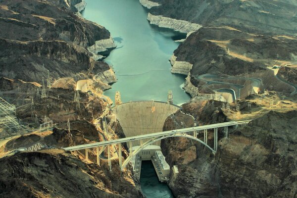 Ponte diga fiume rocce