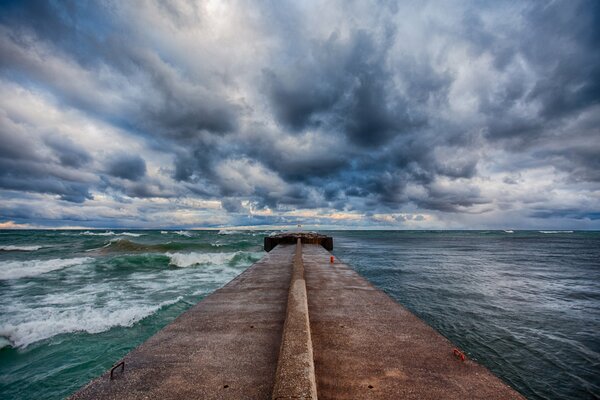 Cielo nublado sobre el mar