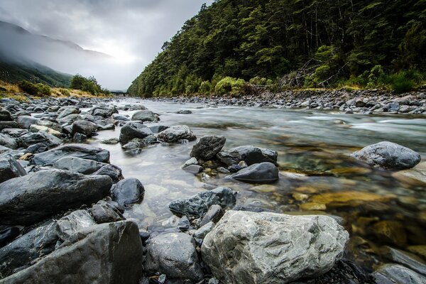 Ein Fluss inmitten der Berge in Neuseeland