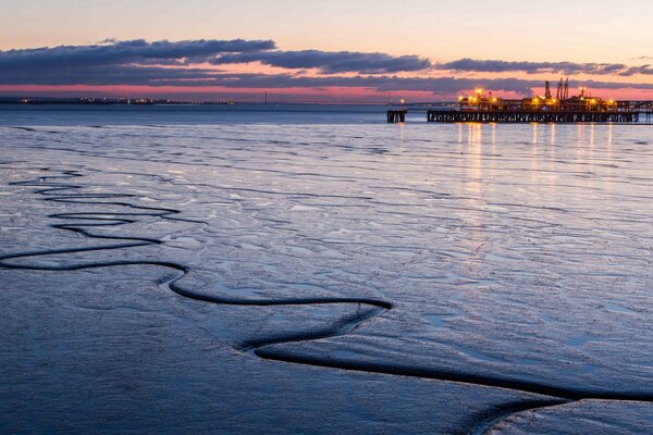 Ville d hiver sur fond de coucher de soleil