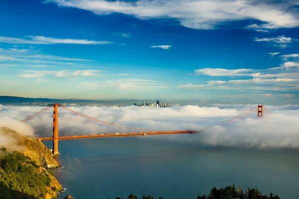 Golden Gate Bridge mit Wolken bedeckt