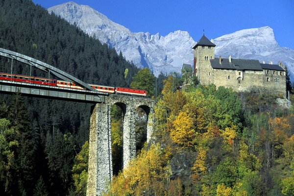 Schloss und Brücke zwischen den Bäumen in den Bergen Österreichs