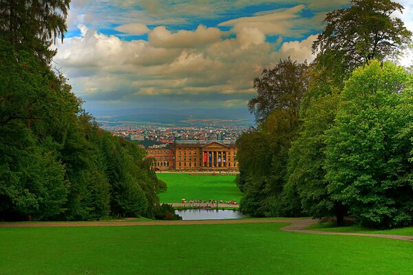 Grüner Park mit See und Häusern