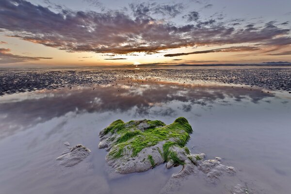 Cielo al atardecer sobre la costa del mar