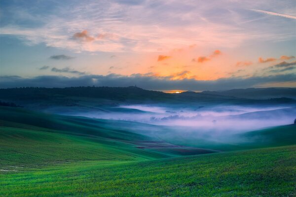 Ein Tal in der Toskana. nebliger sonnenuntergang