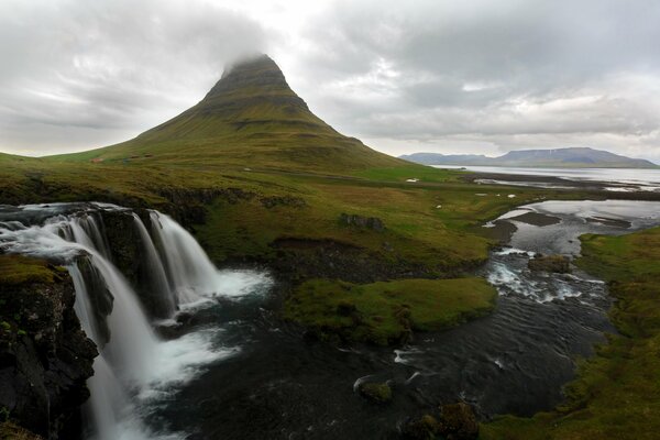 Islandia obraz gór pod niebem