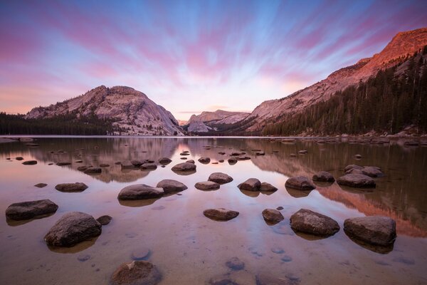 Reflet des montagnes rocheuses dans l eau