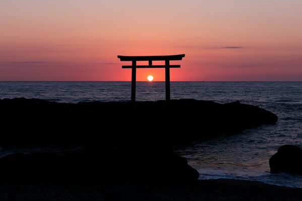 Torii japonais sur l océan coucher de soleil