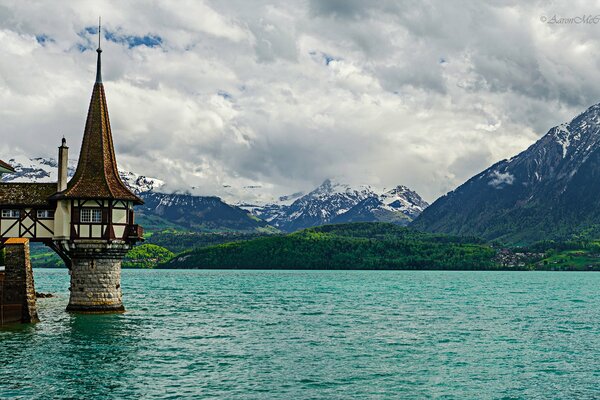 Torre Oberhofen sullo sfondo di montagne e laghi in Svizzera