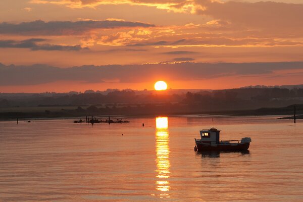 Puesta de sol de fuego rojo sobre el lago