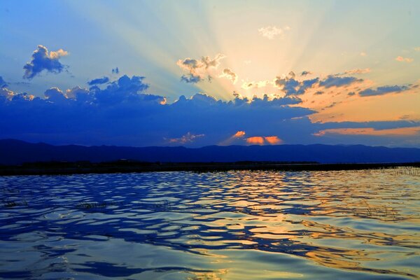 Coucher de soleil sur le lac dans les montagnes de l Arménie