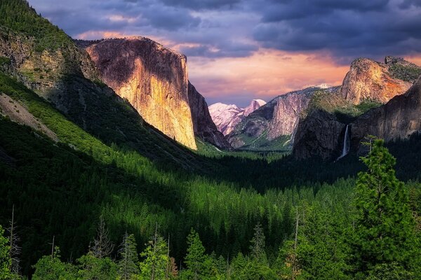 Tramonto coasivo nel Parco Nazionale di Yosemite