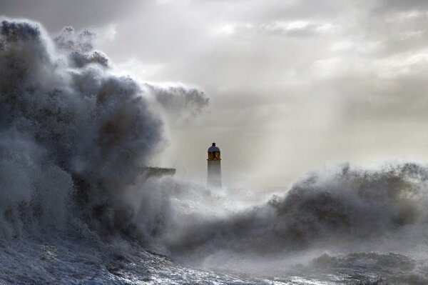 Une tempête s abat sur le phare