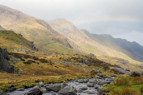 Parc National de Snowdonia dans le Sud du pays de Galles (Royaume-Uni). Belle vue sur les montagnes et l arc-en-ciel