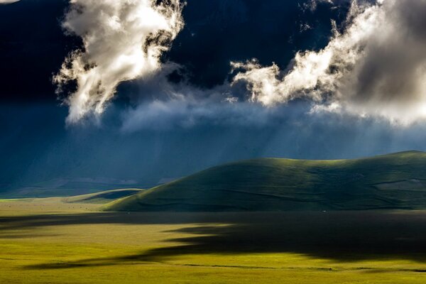 Hermoso campo bajo las nubes