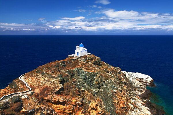 Iglesia en la isla de Sifnos. Hermosa superficie del mar. Gracia. iglesia en Grecia lago de invierno en las montañas