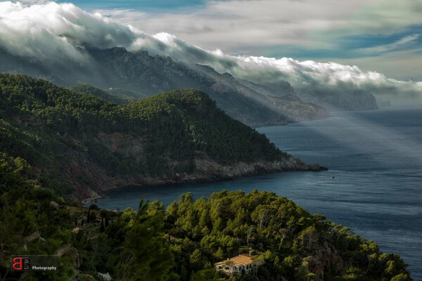 Costa montuosa, coperta da nuvole. Fotografo Burkhard