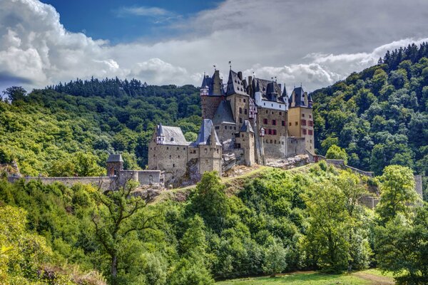 Château d Elz en Allemagne sur fond de montagnes