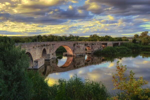 Römische Brücke gewölbte Landschaft