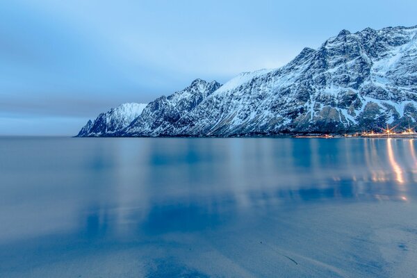 Amanecer en los fríos fiordos del mar de Noruega