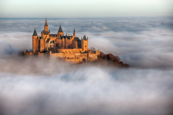 El castillo alemán de Hohenzollern en la niebla