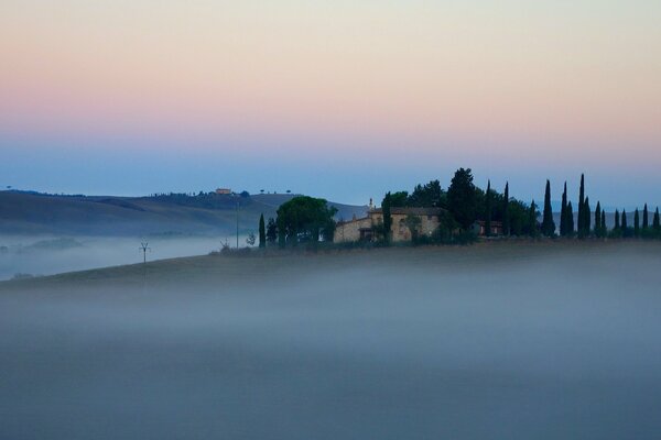 El cielo de Italia en la niebla de la mañana