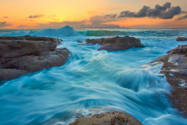 Costa rocosa del océano azul en Oregon en los Estados Unidos